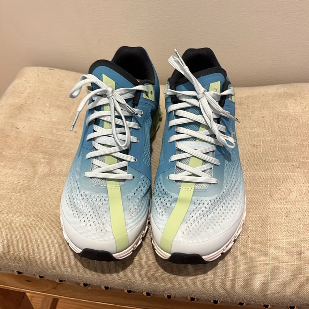 On cloud running shoes - Picture 3 of 4